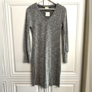 NWT Caution to the Wind Size Medium Long Sleeve V-Neck Midi Black/White Dress